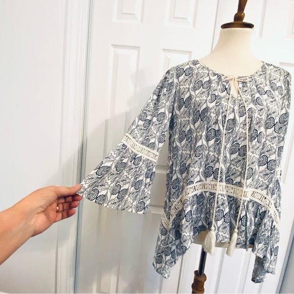 Umgee Navy Floral Boho Blouse Top Sharkbite Hem Bell Sleeve Crochet Womens Sz M - Picture 4 of 9